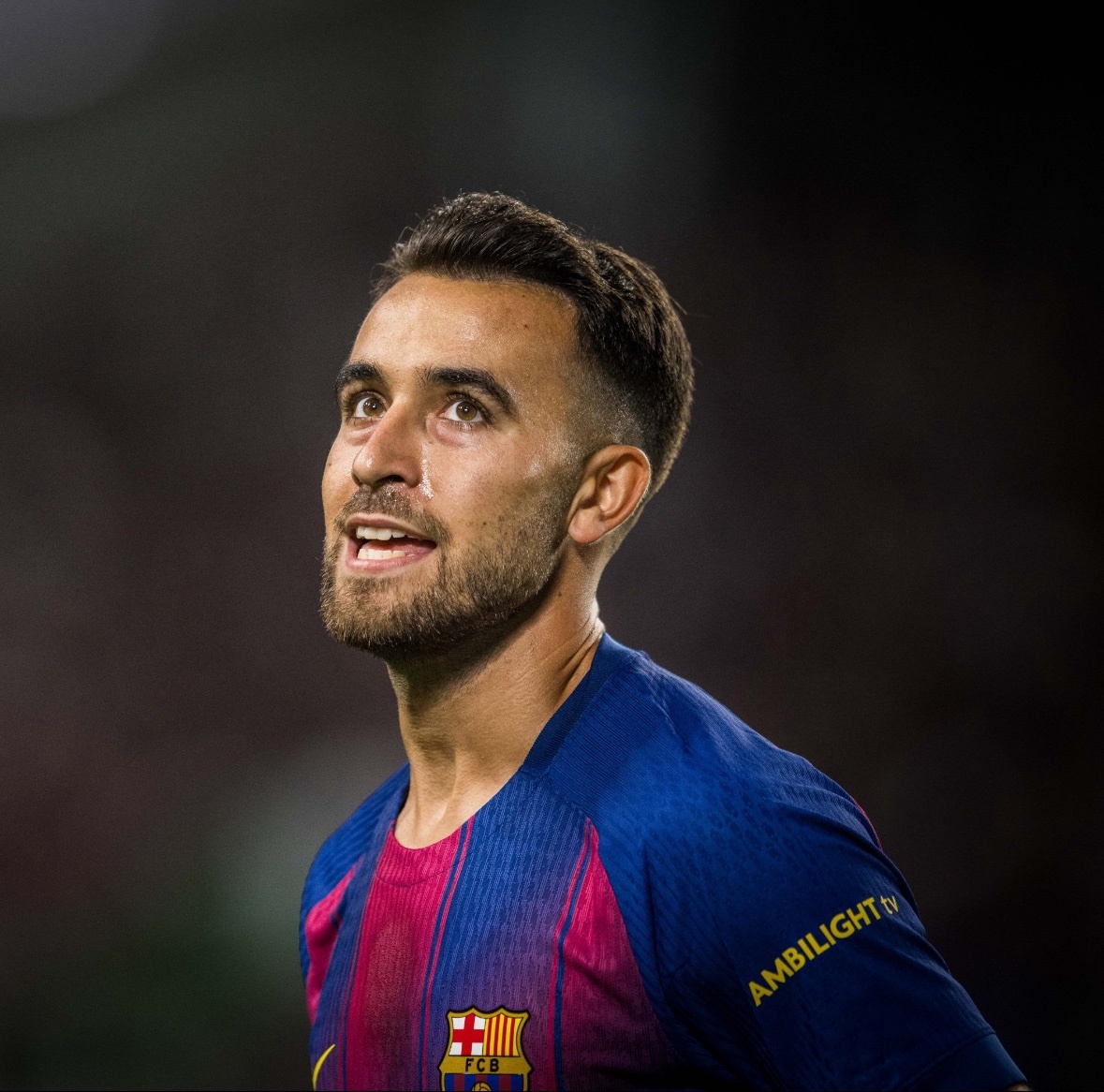 世体：全勤王，万金油！在诺坎普球场举行的毕尔巴鄂竞技比赛中，球迷们最热烈的掌声献