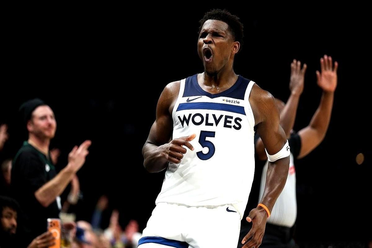 状元对决，剧本都不敢这么写！

最后16.8秒，爱德华兹直接单挑文班亚马，一个高