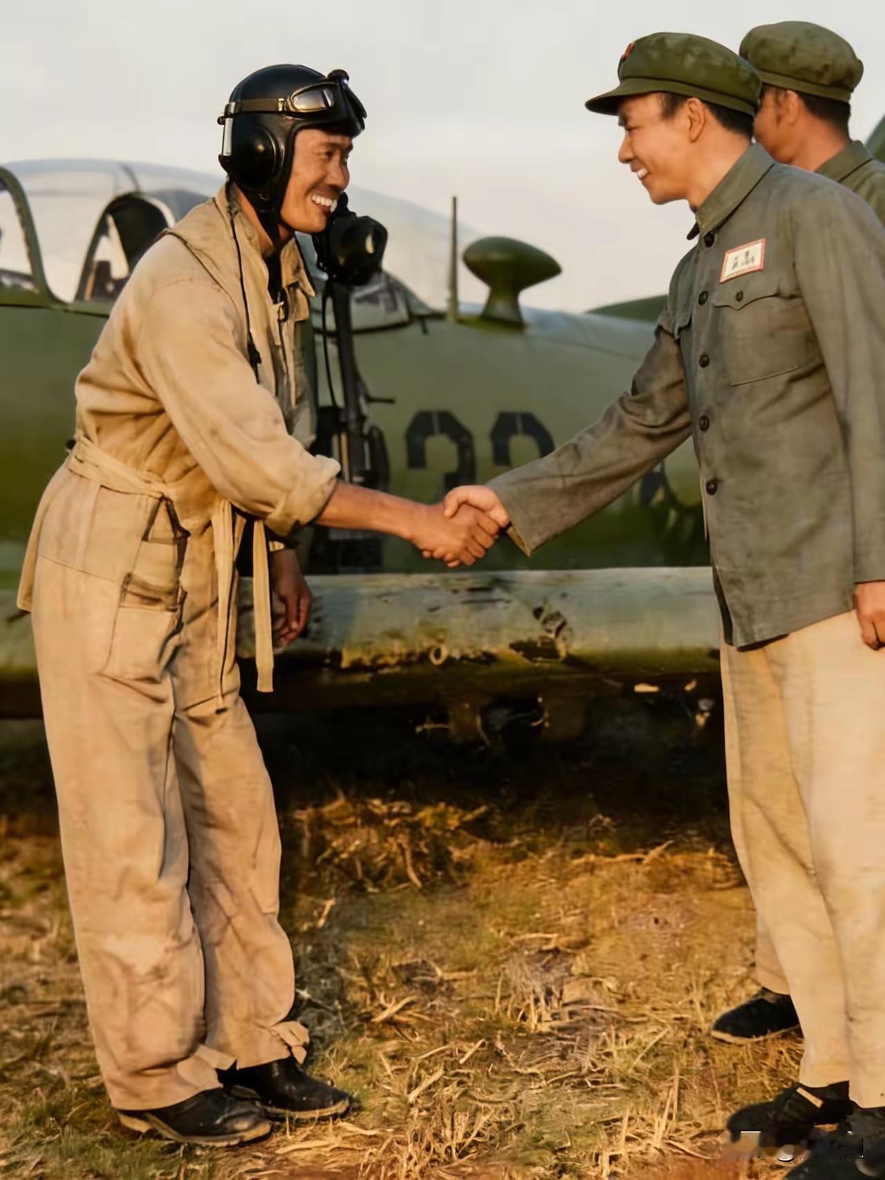 这是1955年台空军人员何伟钦在5月18日驾驶F—47型战斗轰炸机飞回祖国大陆，