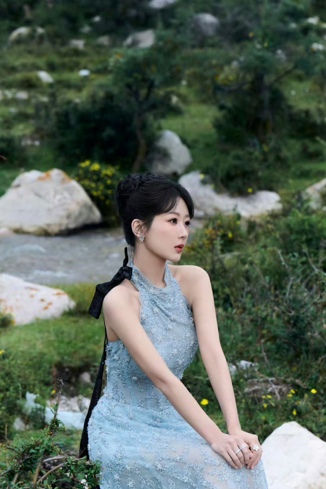 . 杨紫优雅松弛随意切换杨紫精致花纹裙杨紫这造型太吸睛！盘发配挂脖花纹裙优雅感拉