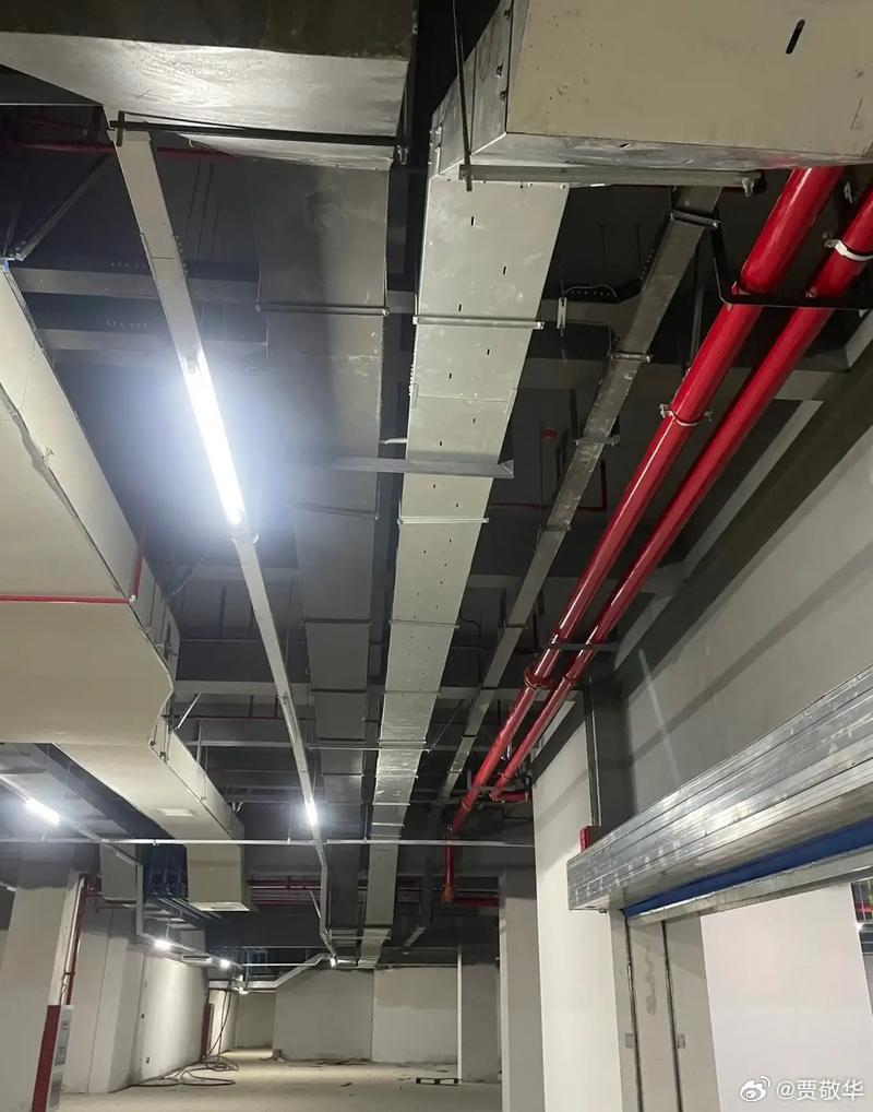 刚看到几位情绪失控的粉丝吐槽，说我污蔑充电桩的安装师傅。试问，你是充电桩安装师傅