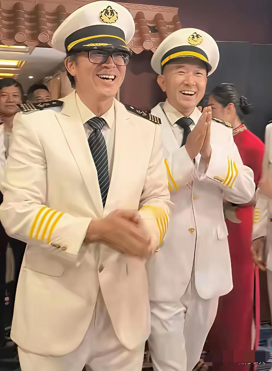 俞敏洪穿的衣服是什么单位的？第一次见到