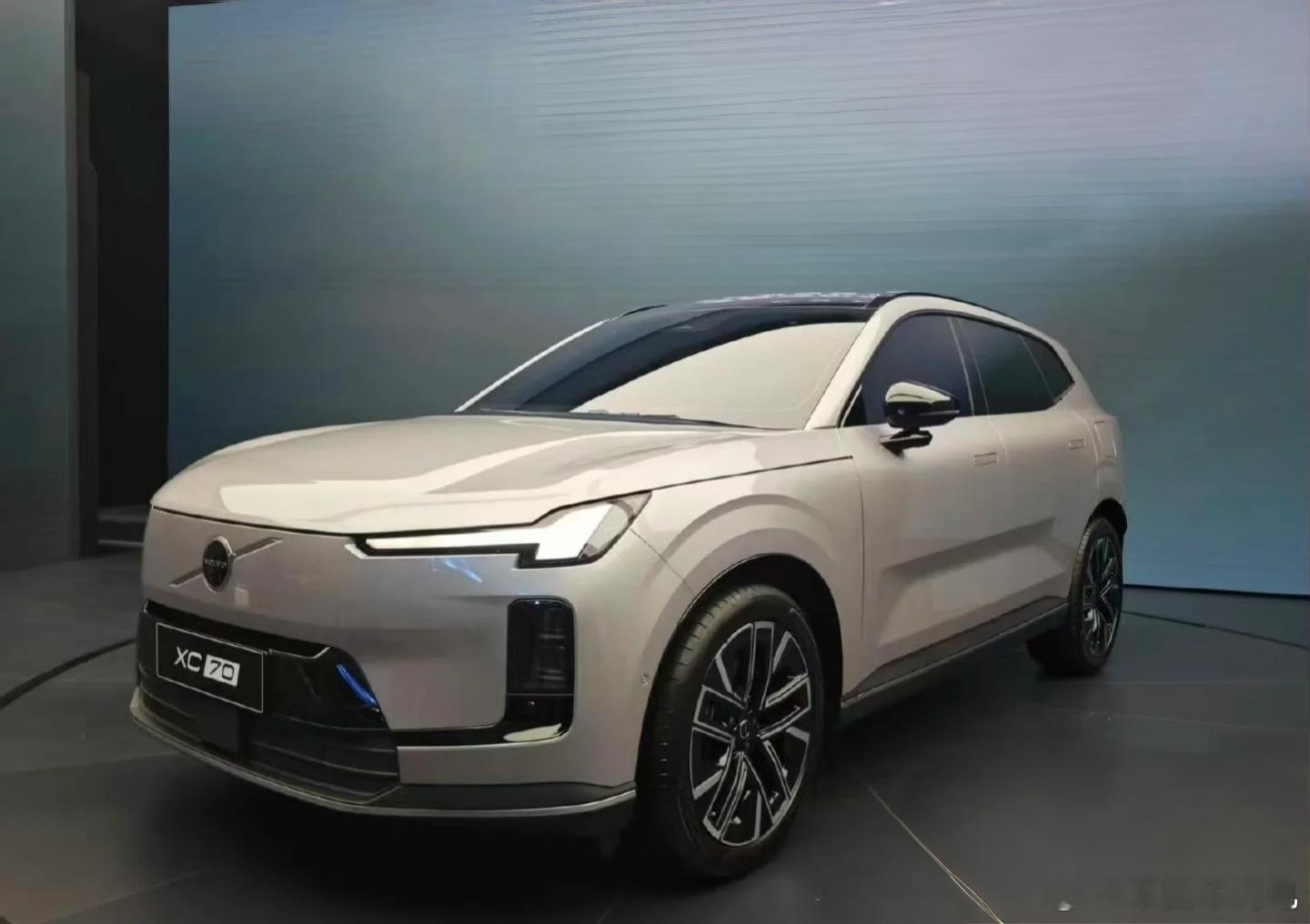 沃尔沃XC70价格一言难尽，毫无亮点，26.99万起，看看15.98万的领克08