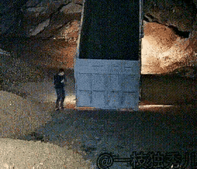 危险真是无处不在，他明明看到了那个大车在倒车，但是他没想到大车司机技术那么菜，居