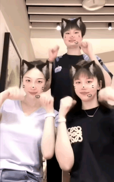 哈哈哈，这三个国乒女队员出发欧洲大满贯瑞典站时，在北京机场留下了自拍画面，玩得太
