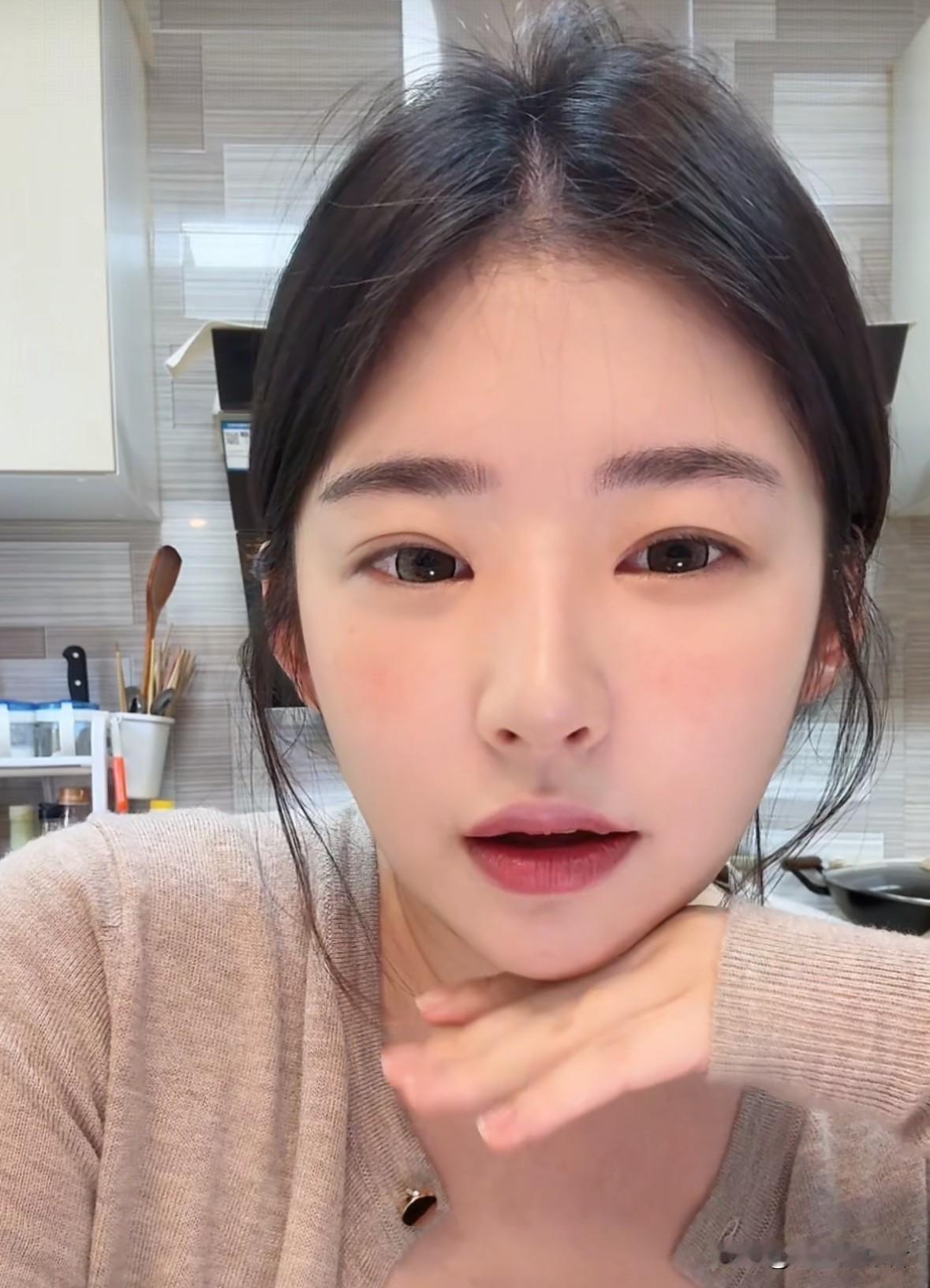 今天中午，黄一鸣在直播时说 ，她今天下午三点钟带着闪闪一起去杭州。杭州那边她已经