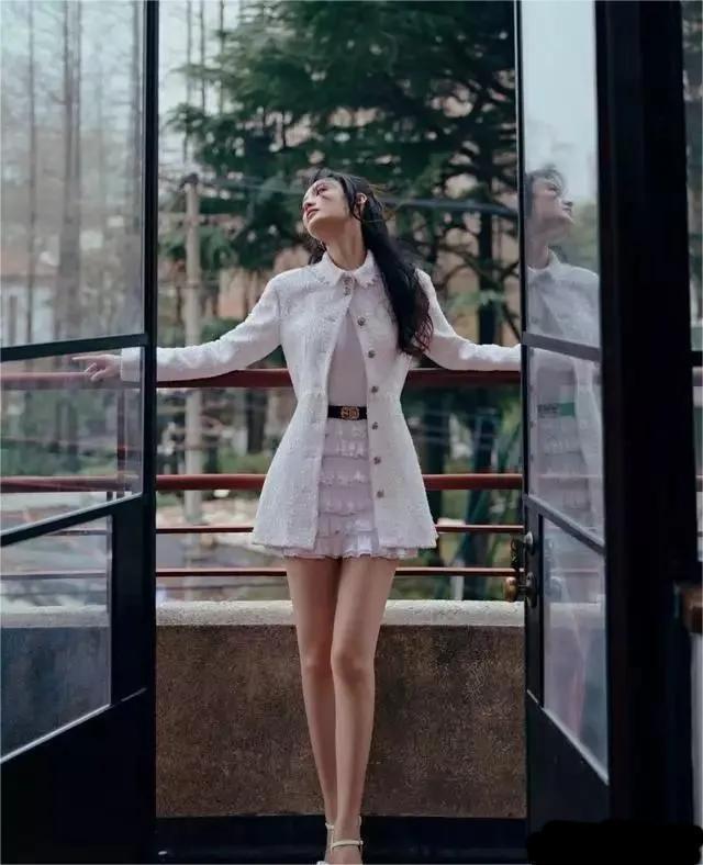 李沁白色荷叶边超短裙，气质真好。