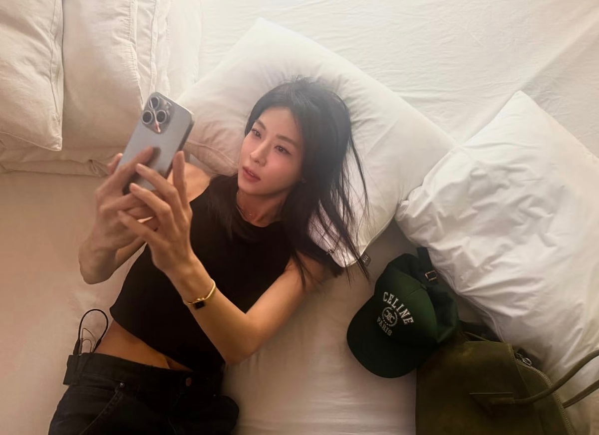河智苑ins更新，47了，这个状态好绝！ ​​​