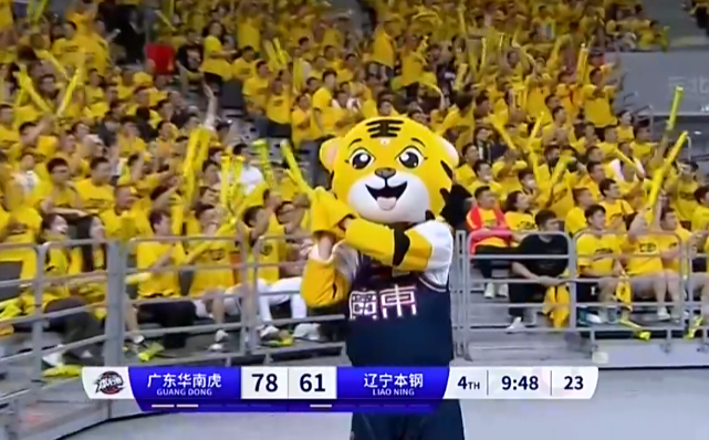 广东队30号李奕臻射进三分广东吉祥物做出晚安动作[好喜欢]大家知道支持谁了吧[二