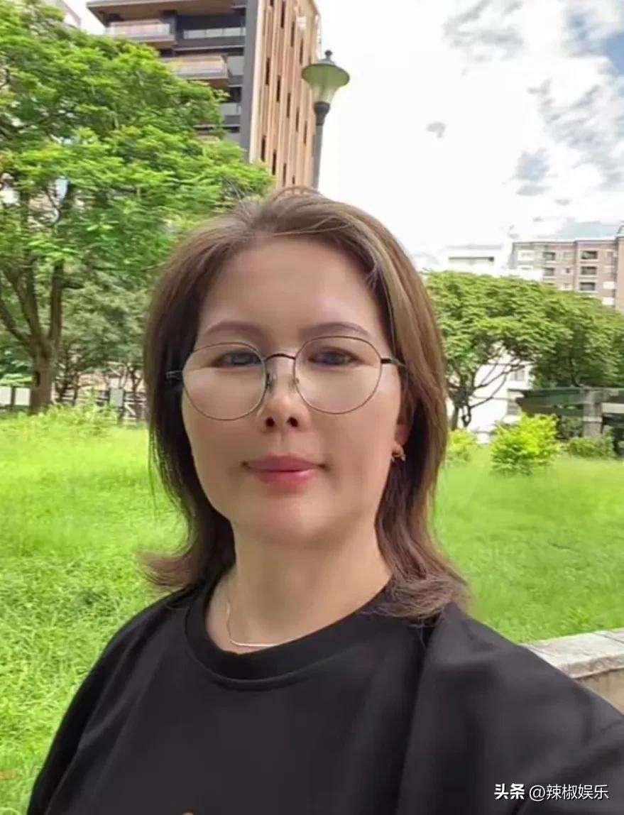 小杨阿姨透露玥玥和小霖霖不是去旅游而是去参加夏令营活动，自己没有去是姥姥马筱梅的