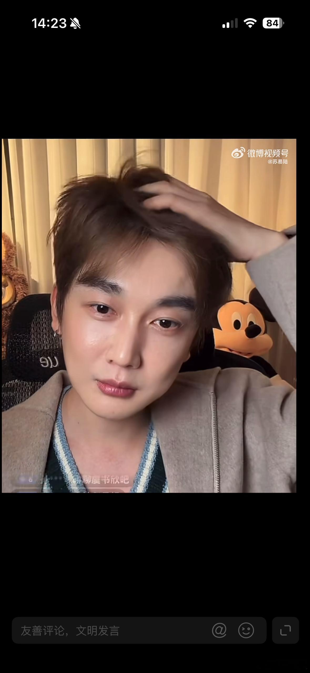 曝脚臭男明星需要经纪人穿鞋月薪四千还得给男明星穿鞋，关键是脚巨臭……取出增高垫那