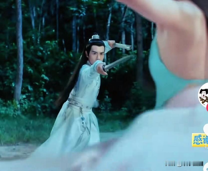 原著铁心兰就是脱了，她拦不住花无缺要杀小鱼儿，只能出此下策，因为花无缺是君子，他