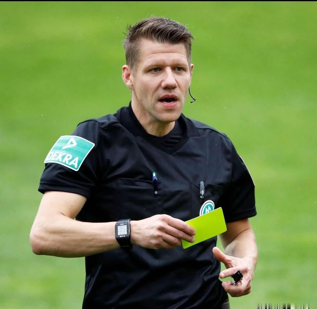 德国裁判提了套狠招：中场放铲？
直接在对方17米处罚球。
躺地上翻三圈叫队医？