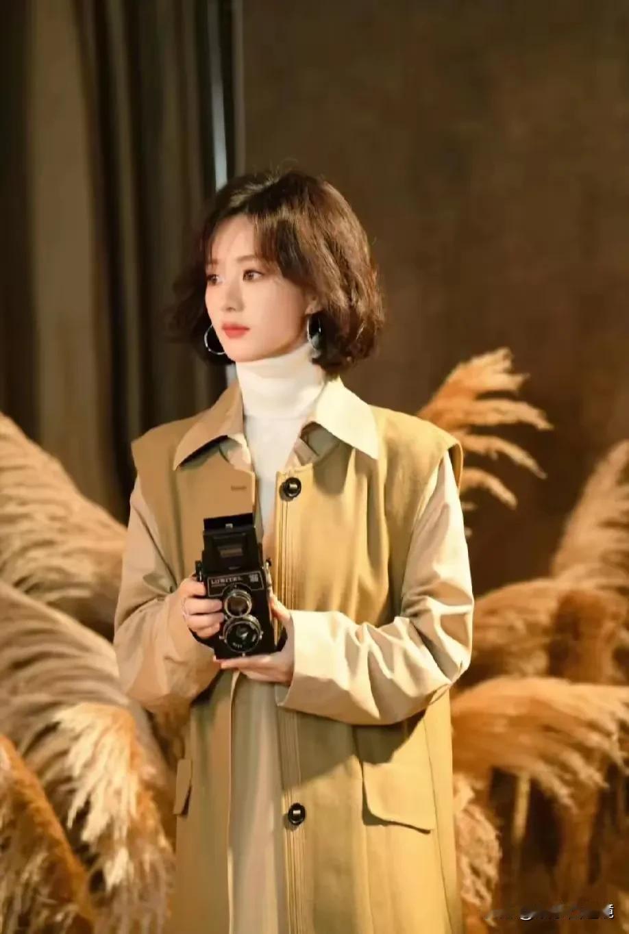 照片中这个女明星有逆生长的趋势，随着演技的成熟和气质的沉淀，越发自信美丽，魅力无