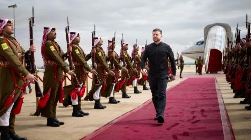 乌克兰准备拯救世界，据乌媒消息，泽连斯基已经宣布，他准备帮美国一把，确保“解开霍