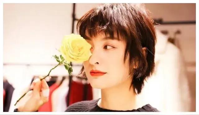 谢娜心疼三女儿输液，母爱满满惹人赞

近日，谢娜透露三个女儿接连生病住院输液，让