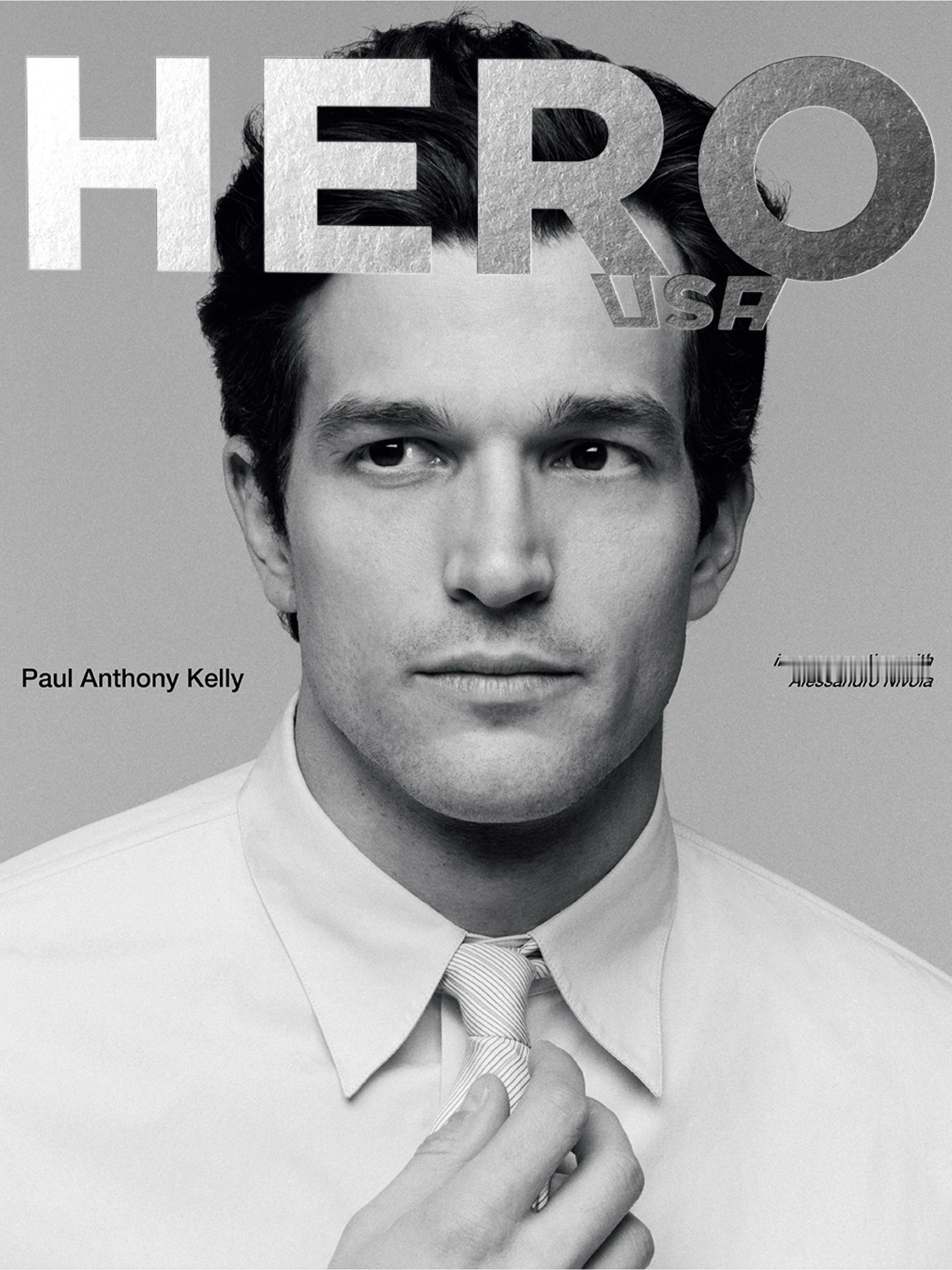 Paul Anthony Kelly 亮相美版HERO 杂志创刊号封面，身穿Sa