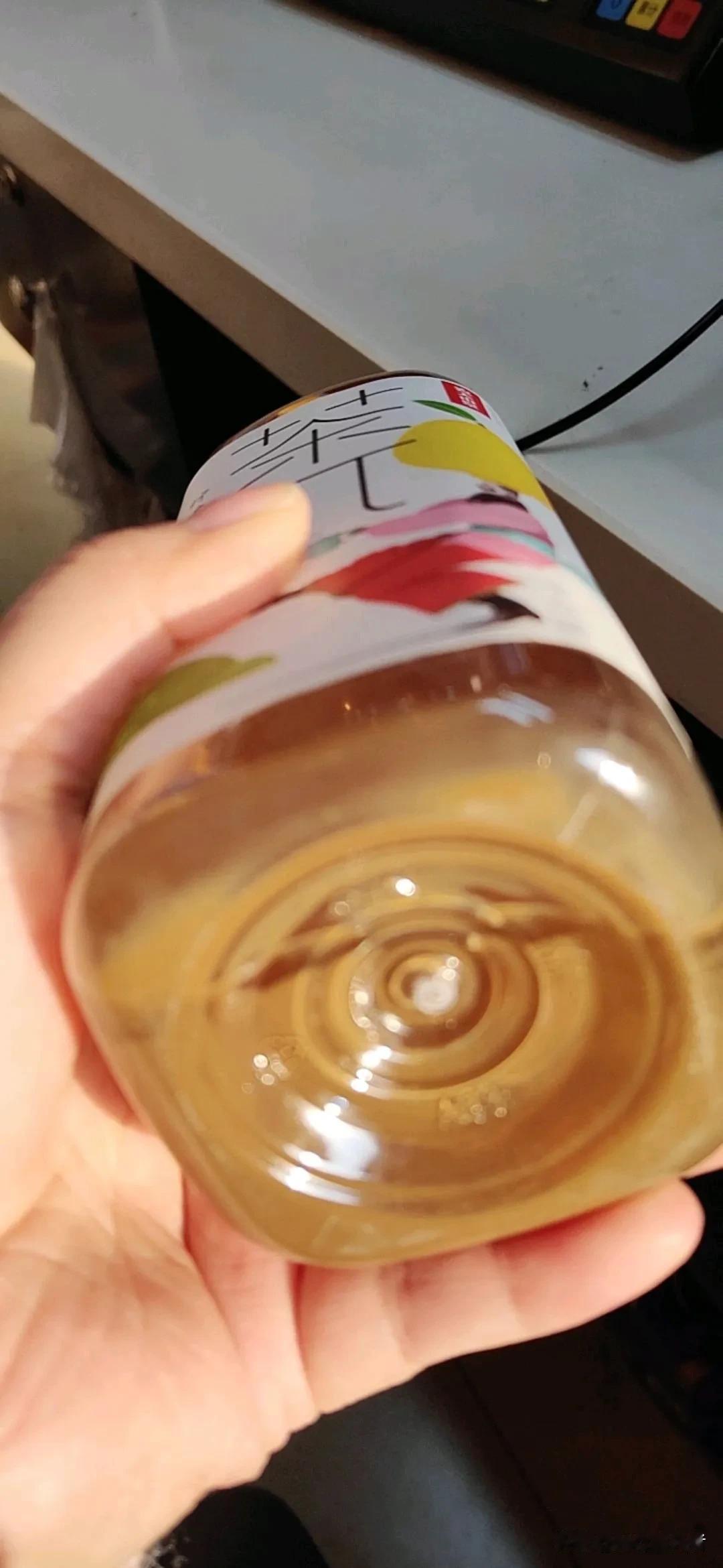 家里开了一家小卖部，店里农夫山泉的水大约有十几个品种。昨天有位顾客来买水，挑了一