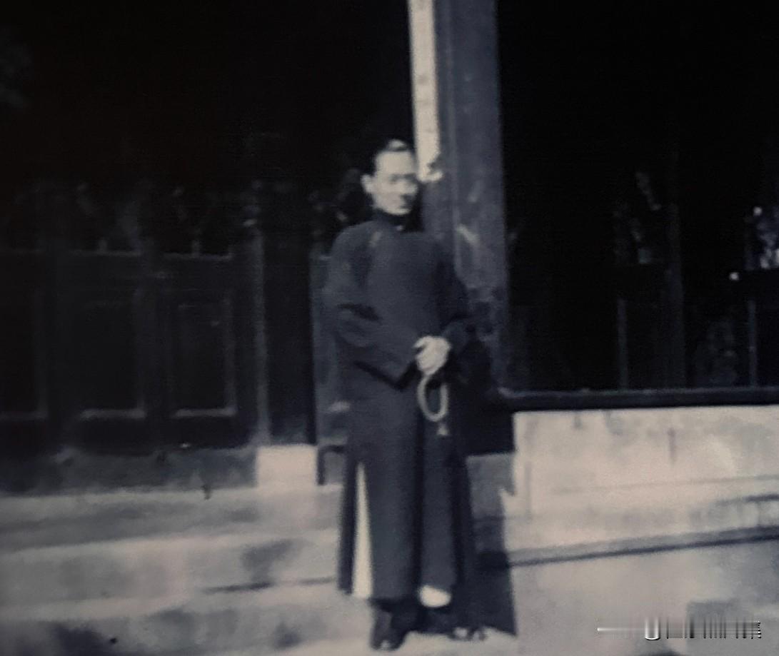 1927年，20岁的赵朴初从安徽太湖来沪后，在表舅、净业社社长关絅之安排下入住觉