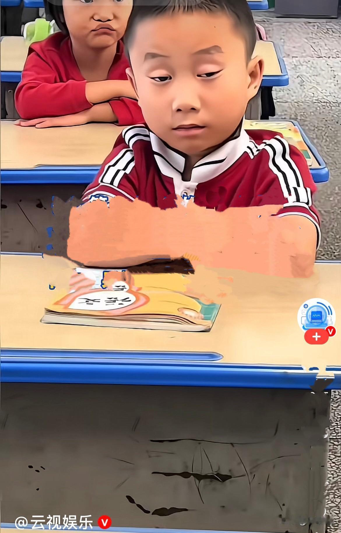 笑不活了……
山西一小学课堂上别的孩子都在认真听课，唯独一个小男孩，困得滴了当啷
