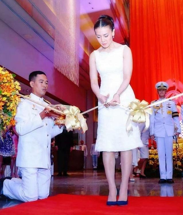 亭亭玉立西拉米，男人对女人的爱是减法的。泰王也如此，他曾对她爱意满满，后来控制不