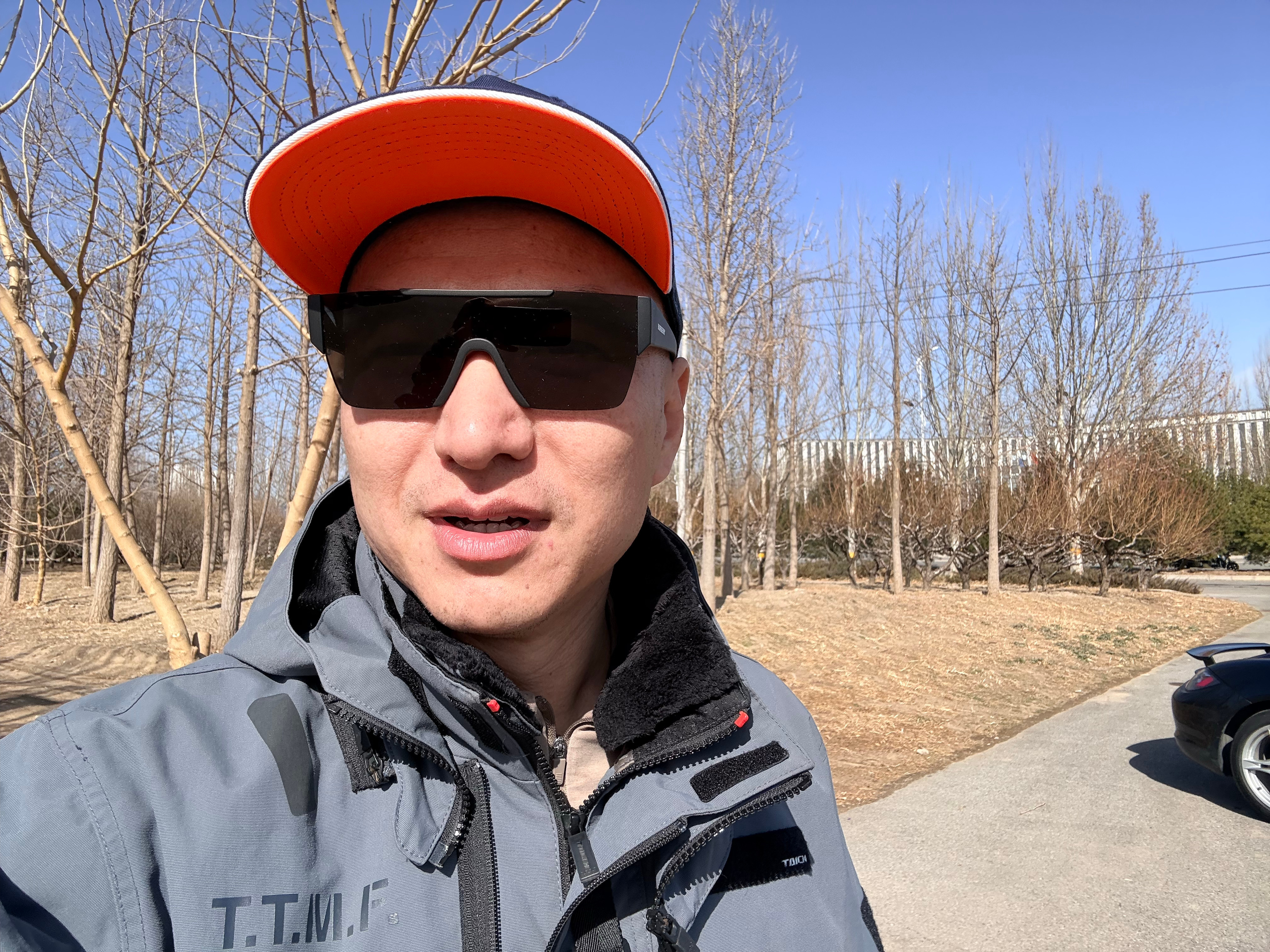 试了下同事的新墨镜，我助人为乐，就再勉强帮他评测一个月吧… 