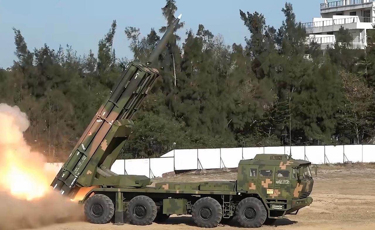 量大管饱，打击精度高10米以内，PHL-191 370毫米模块化火箭炮，射程30