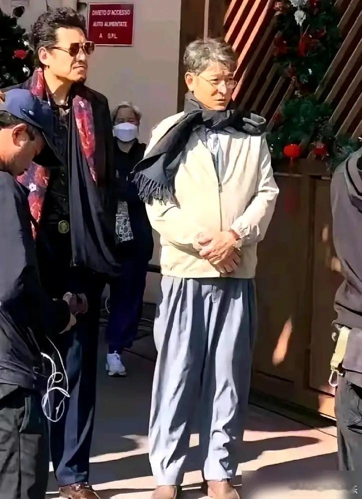 别再心疼刘德华满头白发了，人家那是自己画上去的。 最近刘德华公开露面，一头白发，