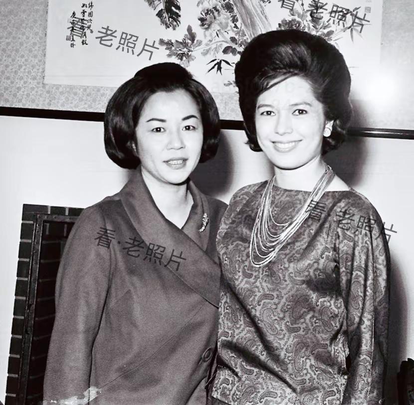 丘爱伦在寓所款待宾客1963。老歌回顾  港台歌曲