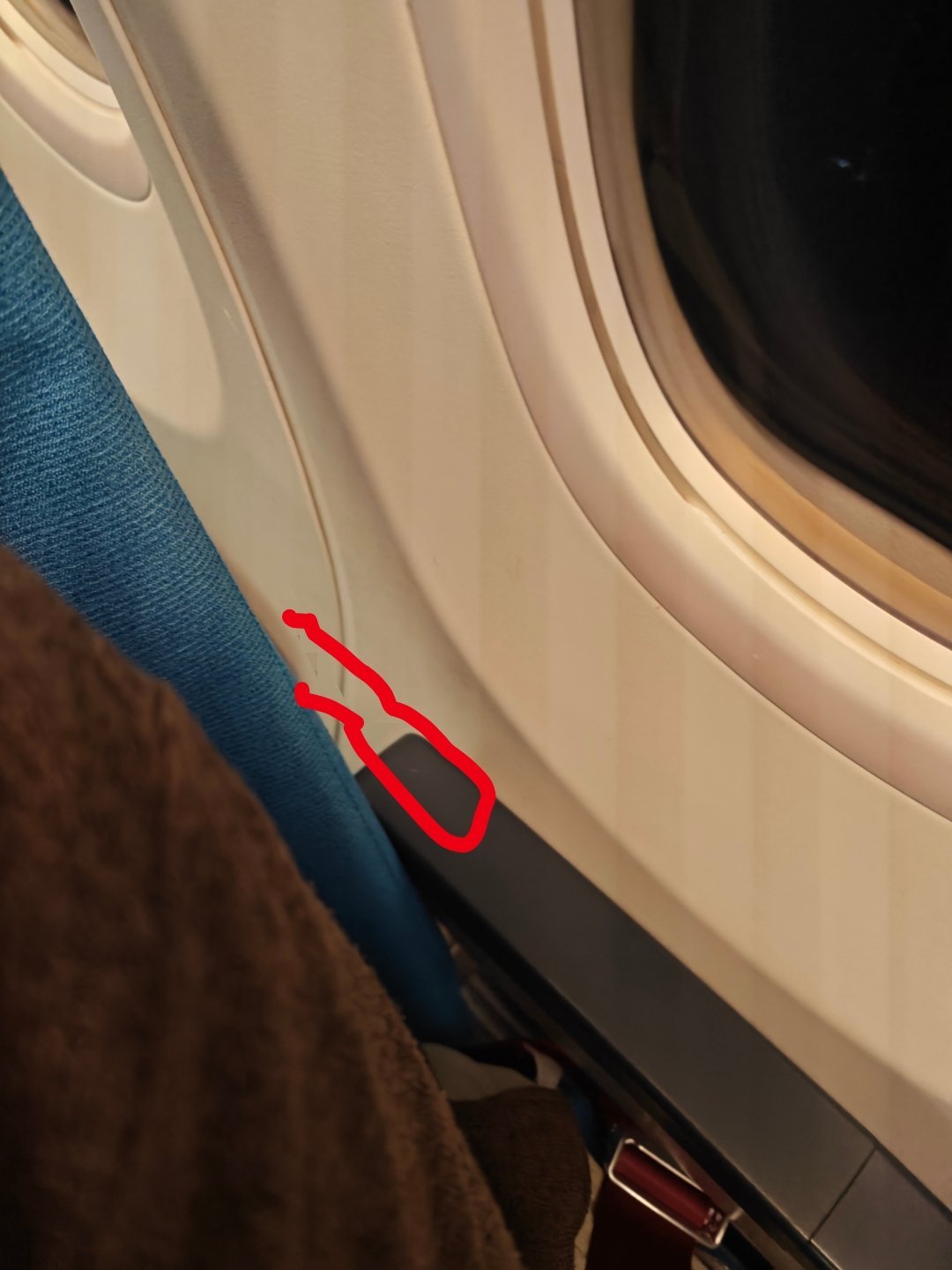 前面躺着玩小游戏呢，突然觉得怪怪的，怎么座椅会捅我腰子呢？一次还觉得我出现错觉了