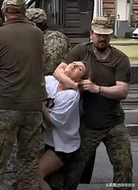 这就是乌克兰人想要的自由！一名妻子和老公在大街上走着
，乌克兰征兵中心的人冲过来