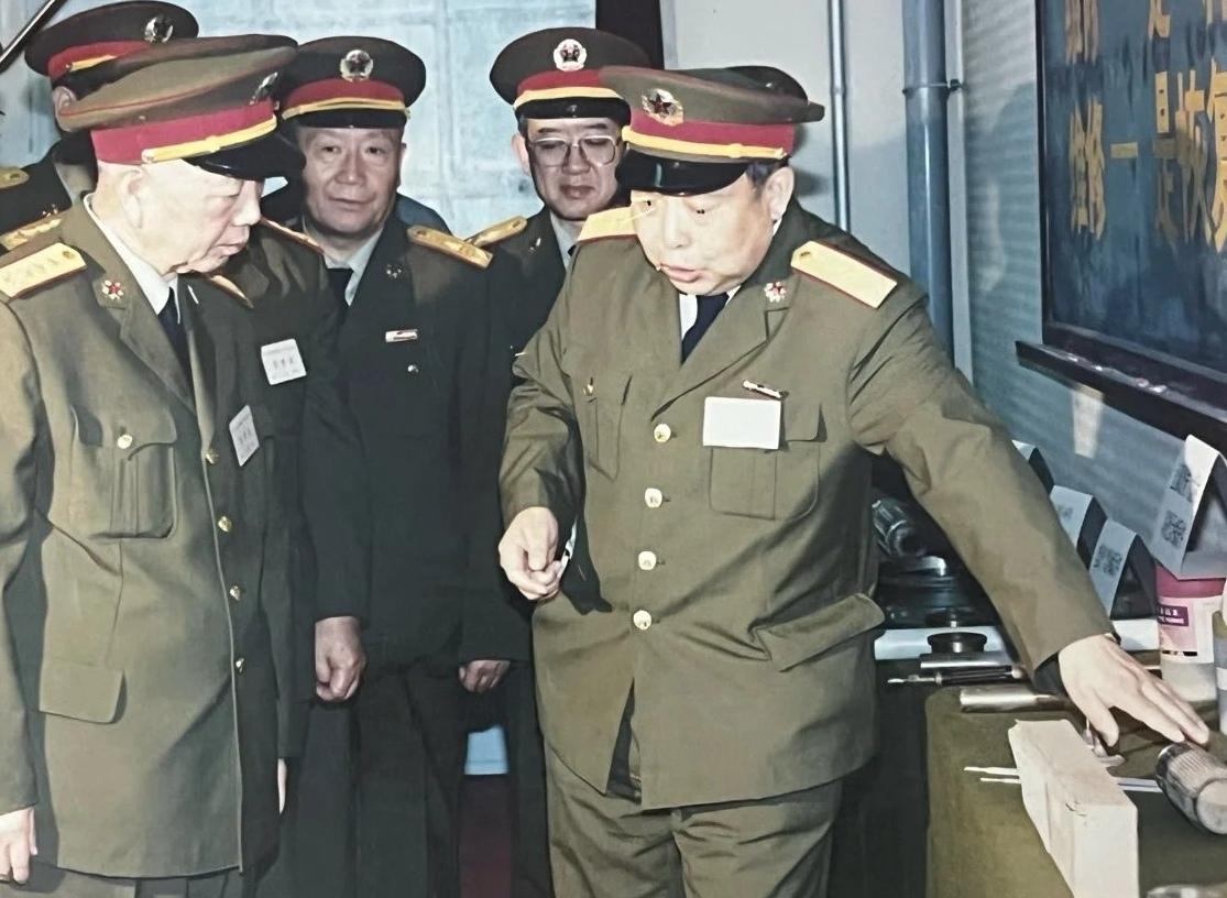 军委副主席刘华清到某部队视察，右二是总政治部主任于永波。刘华清是1988年上将，