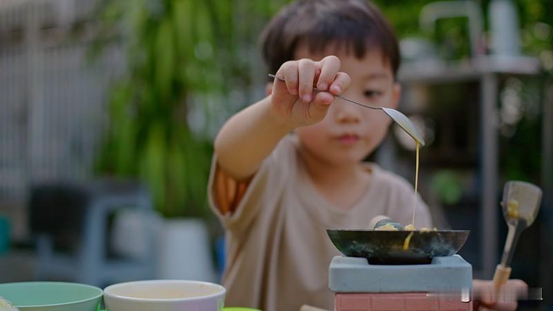 你会让你的孩子下厨学做饭吗?
我会让孩子下厨做饭的，那也是一种本领，学会了也能照