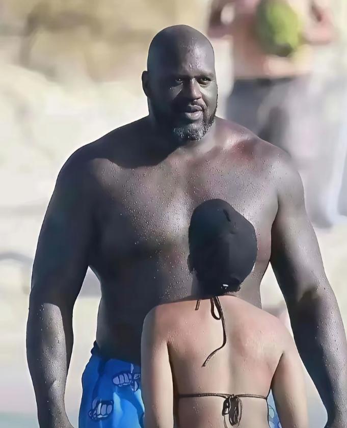 奥尼尔的首任妻子香妮，是位一米六的记者，采访时她和奥尼尔起了冲突，遭到对方推搡，