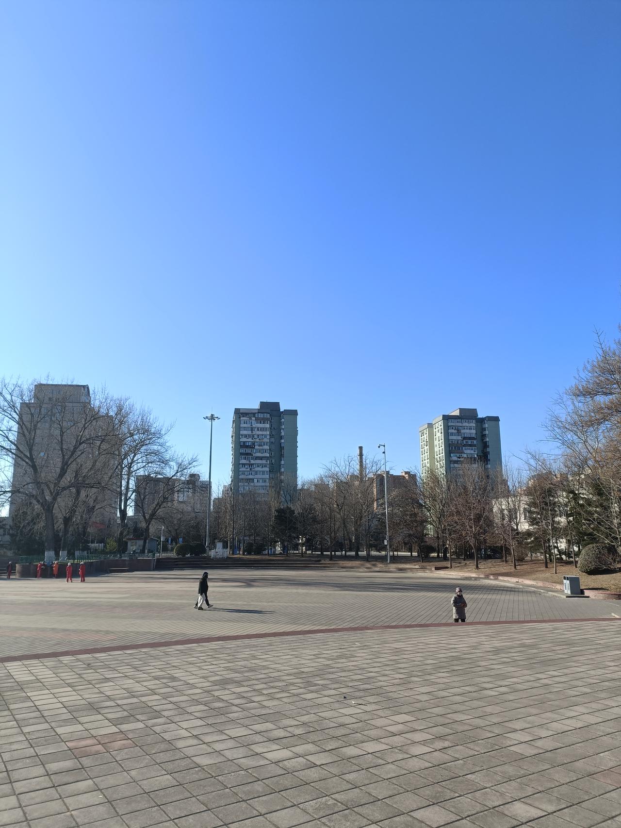 晒图笔记大赛冬日暖阳非常舒服，天蓝蓝，广场也很静，人不是很多