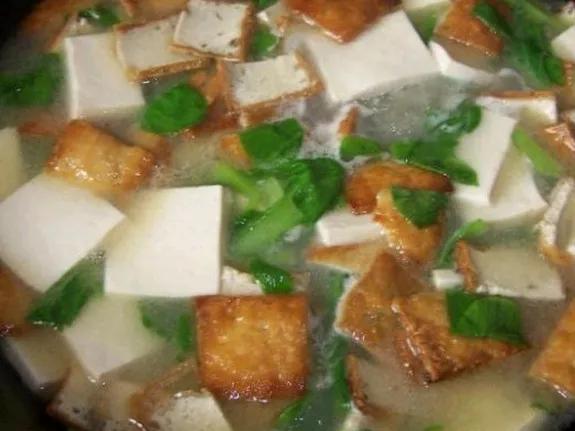 在唐宫路喝了碗鲫鱼豆腐汤，6块钱一碗，喝了个寂寞。

鲫鱼没影，全是味精。

一