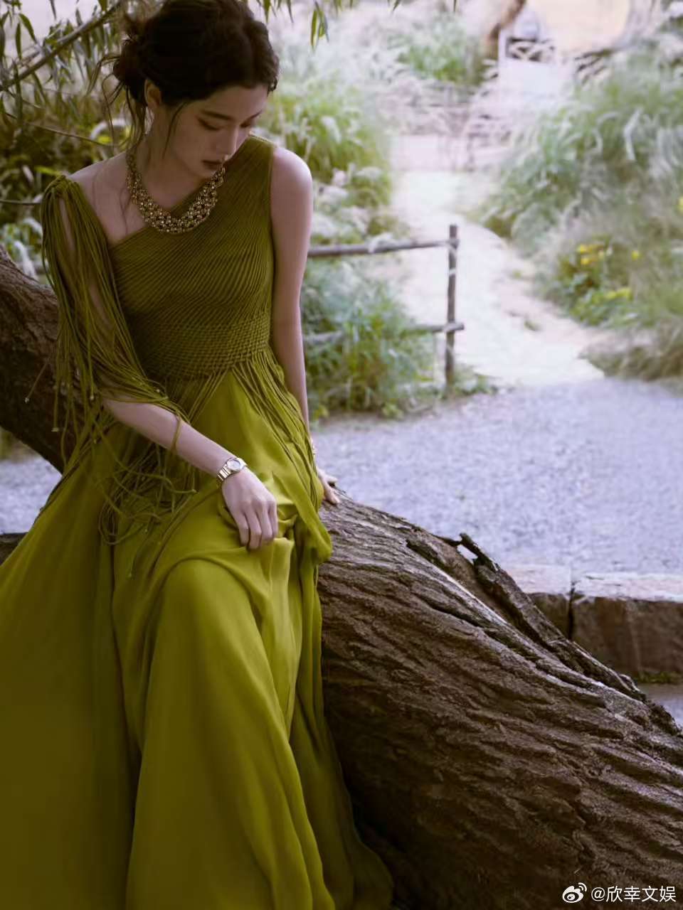 欧阳娜娜出图审美欧阳娜娜青绿色高定欧阳娜娜青绿色高定，出图审美绝了，[馋嘴][馋