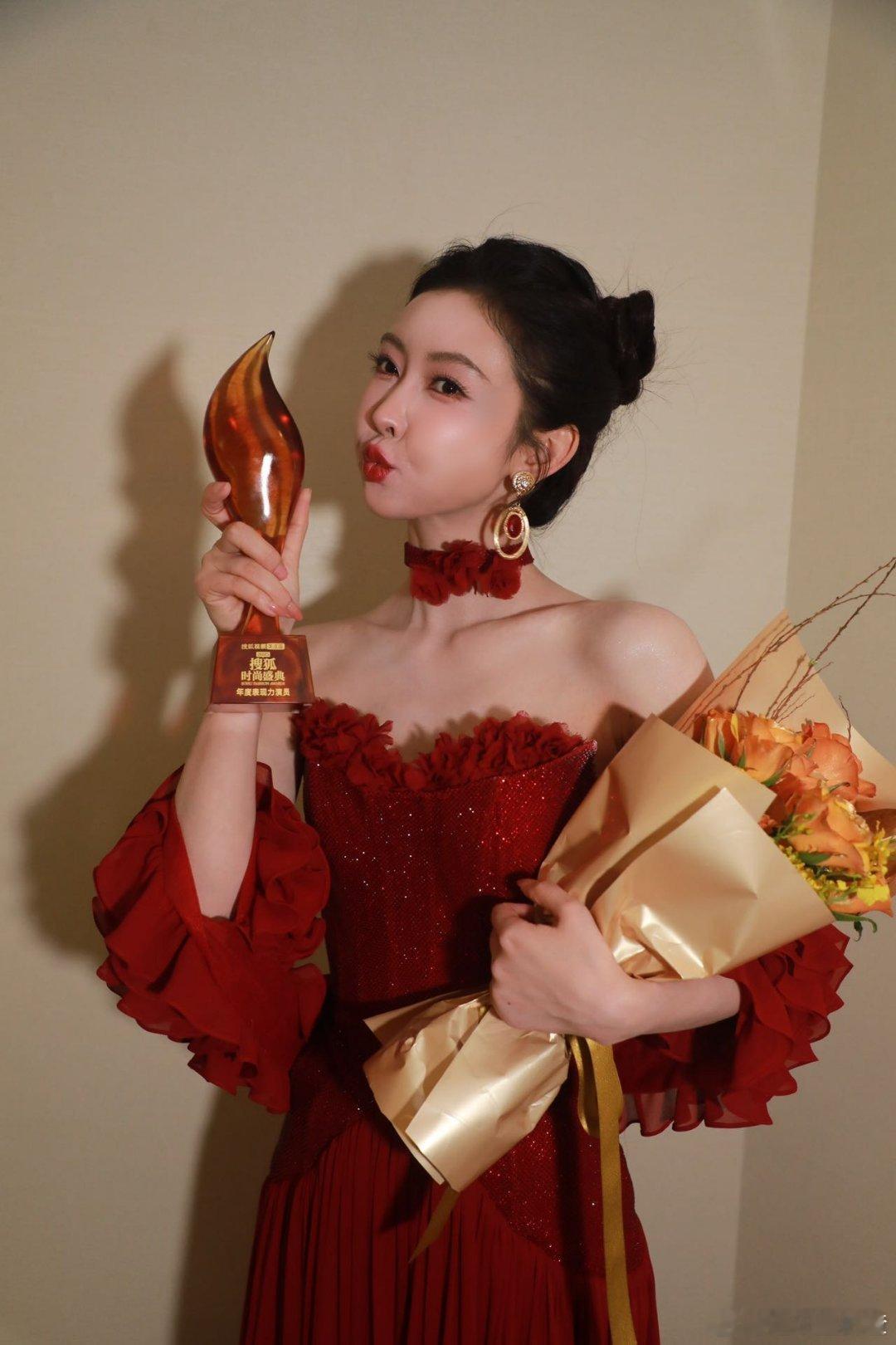 宣璐一年6部戏演爽了 谁能不爱宣璐的剧抛脸！一年六部戏涵盖多种题材，正面角色正气