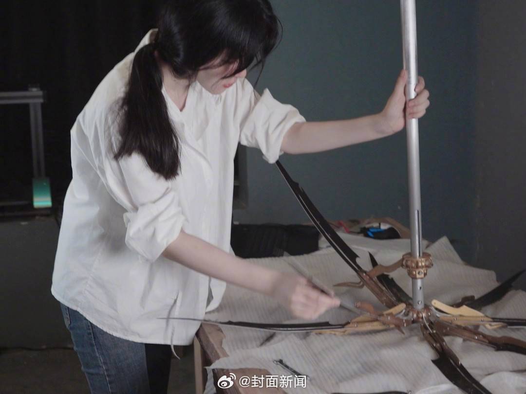 【#做千机伞的女生说机械不是男性专属#】“有个姐真的把千机伞做出来了！”今年3月