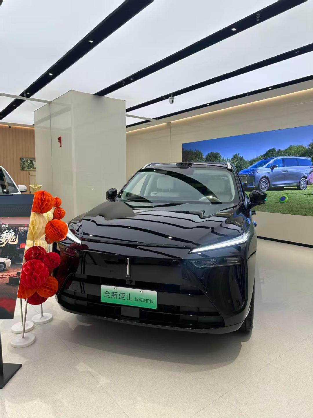 搭载1.5T插混动力系统，CLTC纯电续航高达263km，支持对外放电，满足户外