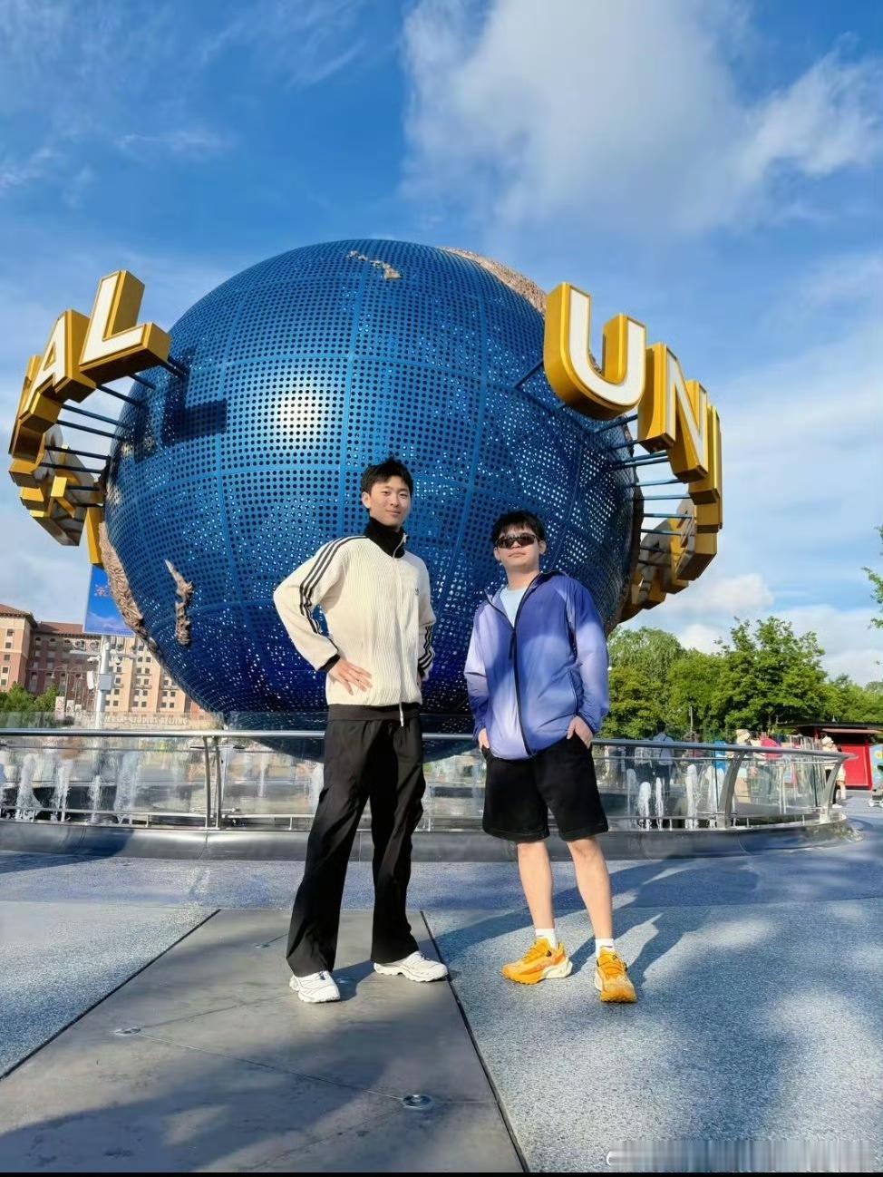 5月30日林诗栋你是自愿带玩偶套头帽，真的是一点形象都不要了。这可爱玩偶背包，还