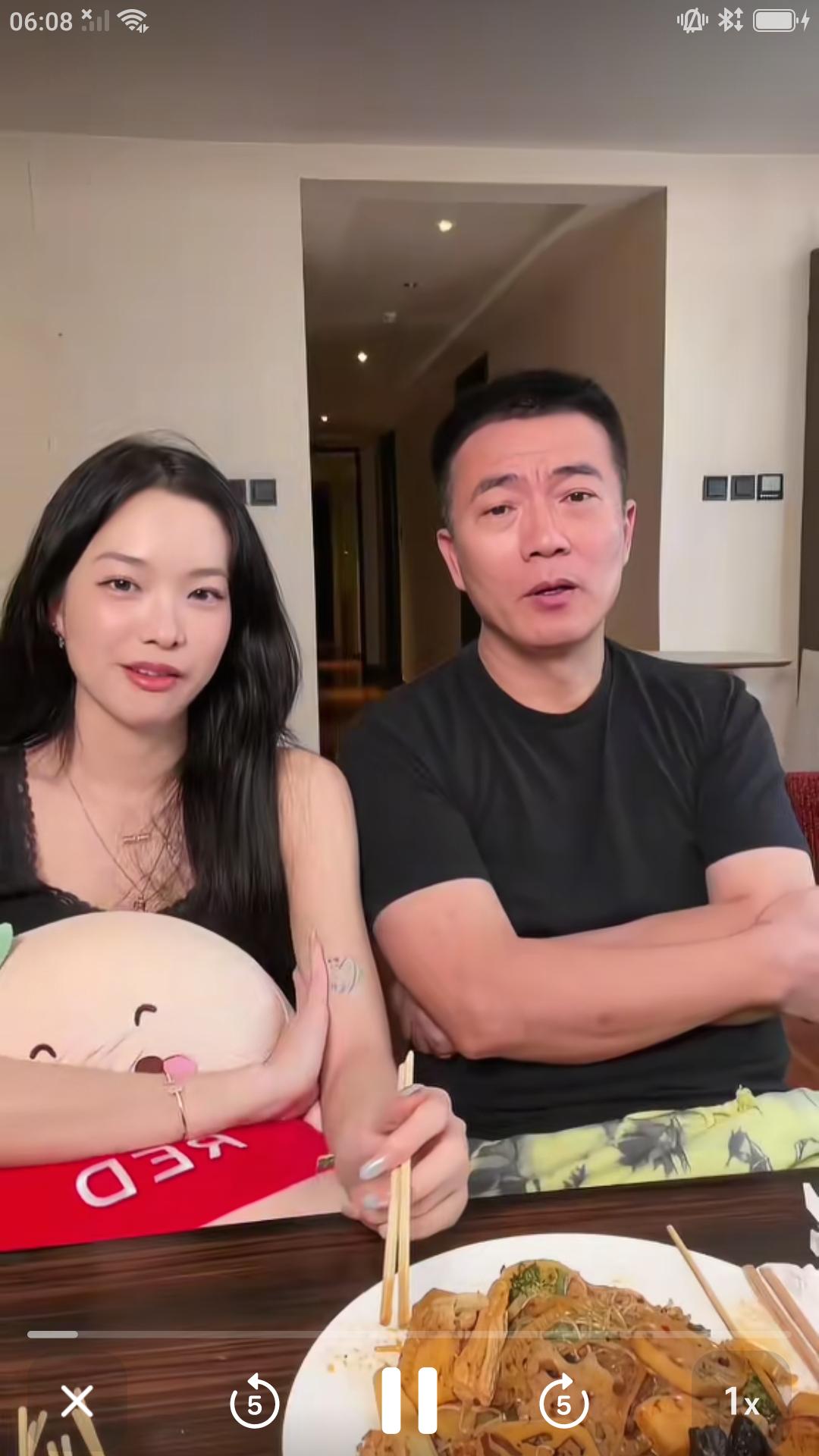 【前央视足球评论员黄健翔和女儿在直播间与粉丝聊天，被问到对未来女婿有什么要求时，