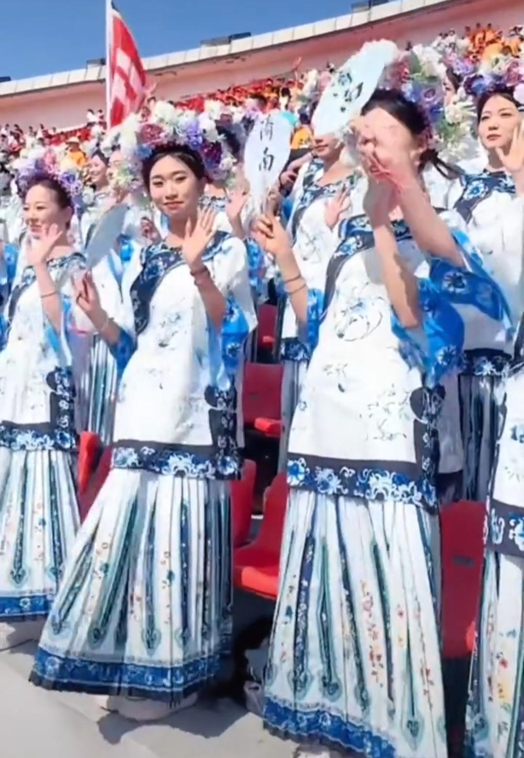 夏雨荷，一个小说虚构的人物，一个被人玩弄的弃妇，一个凄惨而死的女人。济南，为什么