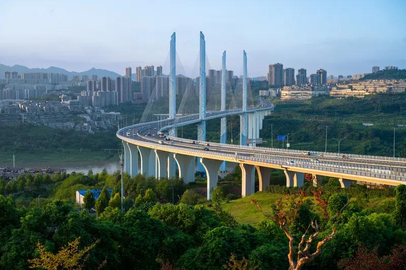 最近网上疯传“重庆陈家坪蟠龙大桥新修的落下去了沉下去了”，闹得人心惶惶。不过官方