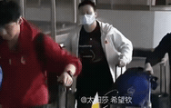 这里是新加坡樟宜国际机场，国乒是来备战WTT新加坡大满贯赛事的，现场有不少球迷前