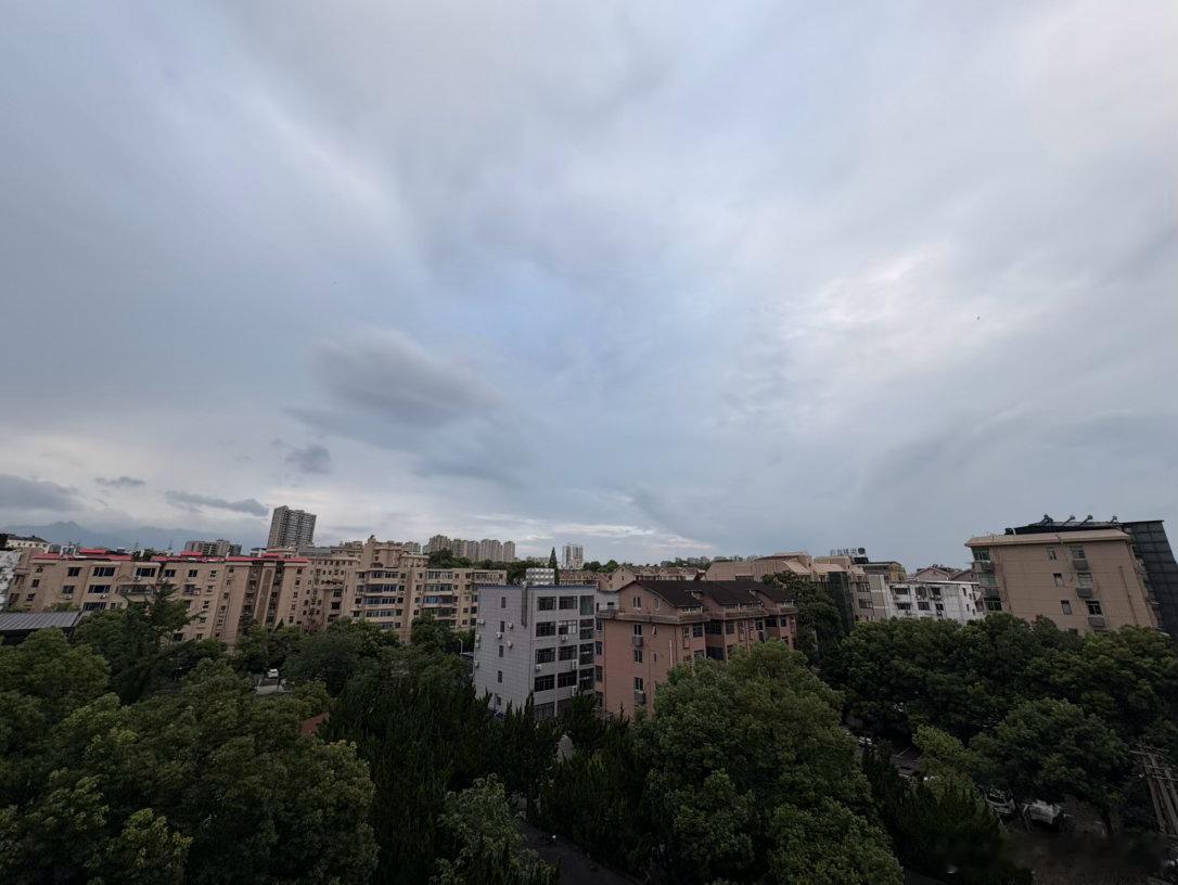 周三，咖啡热美式 喝了，早上好 天气不错，雨后凉爽的早晨，生活手记 忠言逆耳利于