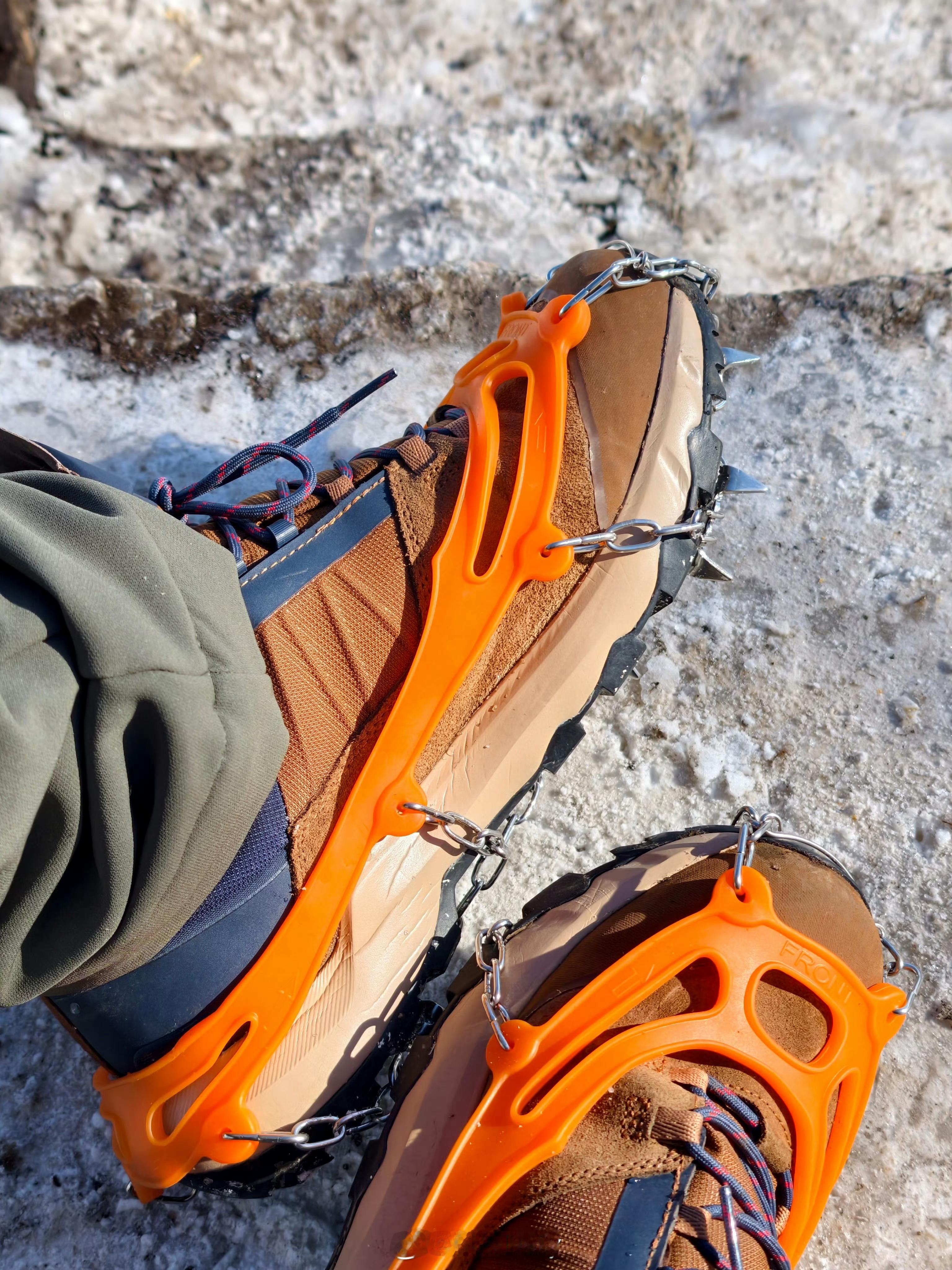 下雪的长城挤满要强的中国游客 这么多游客就没一个人带冰爪么，有了冰爪就不怕滑动了