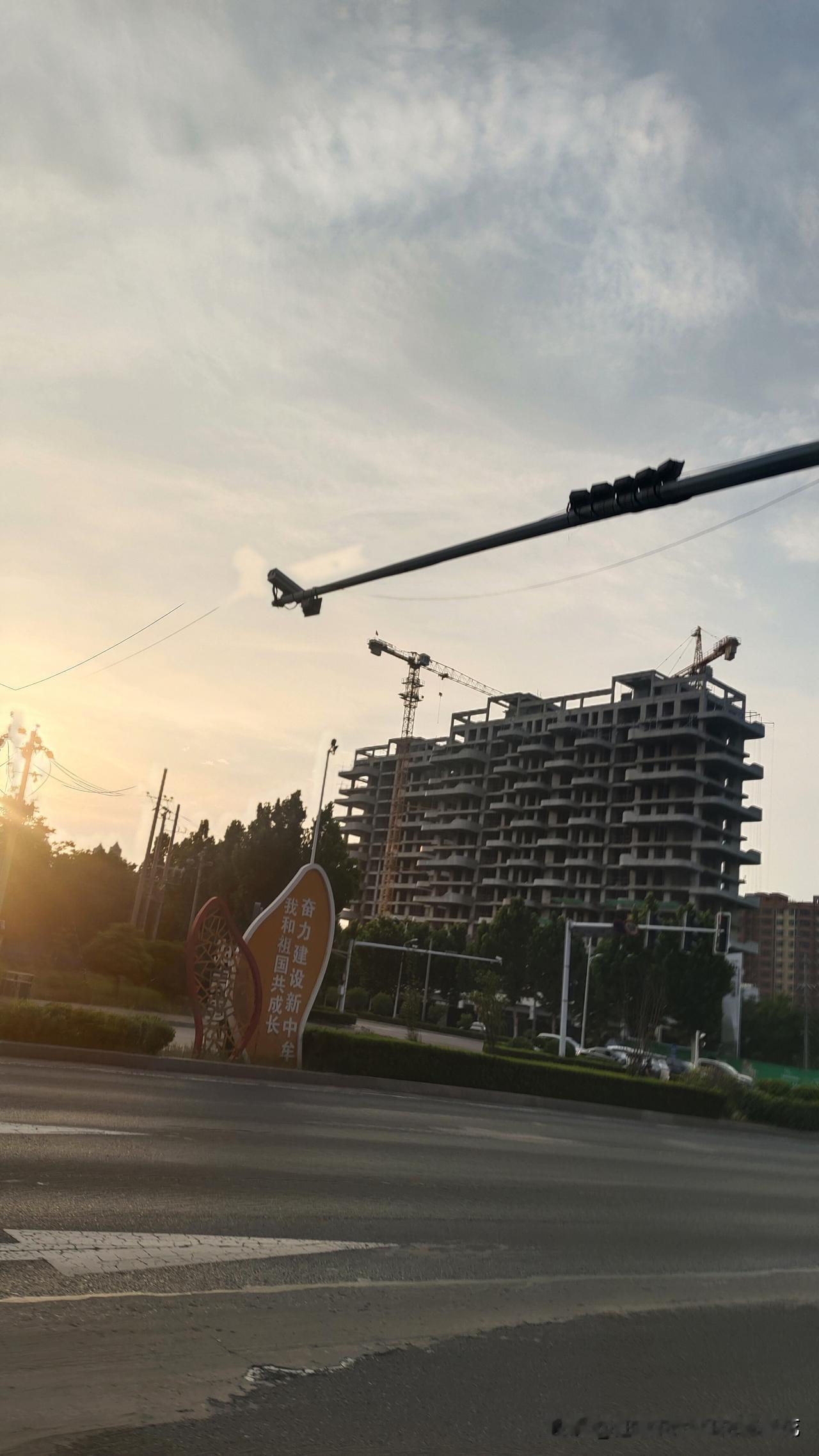 这么热的天，应该是开工的晚，下班也晚吧。
听说开塔吊的工资有七八千，但不是谁都能