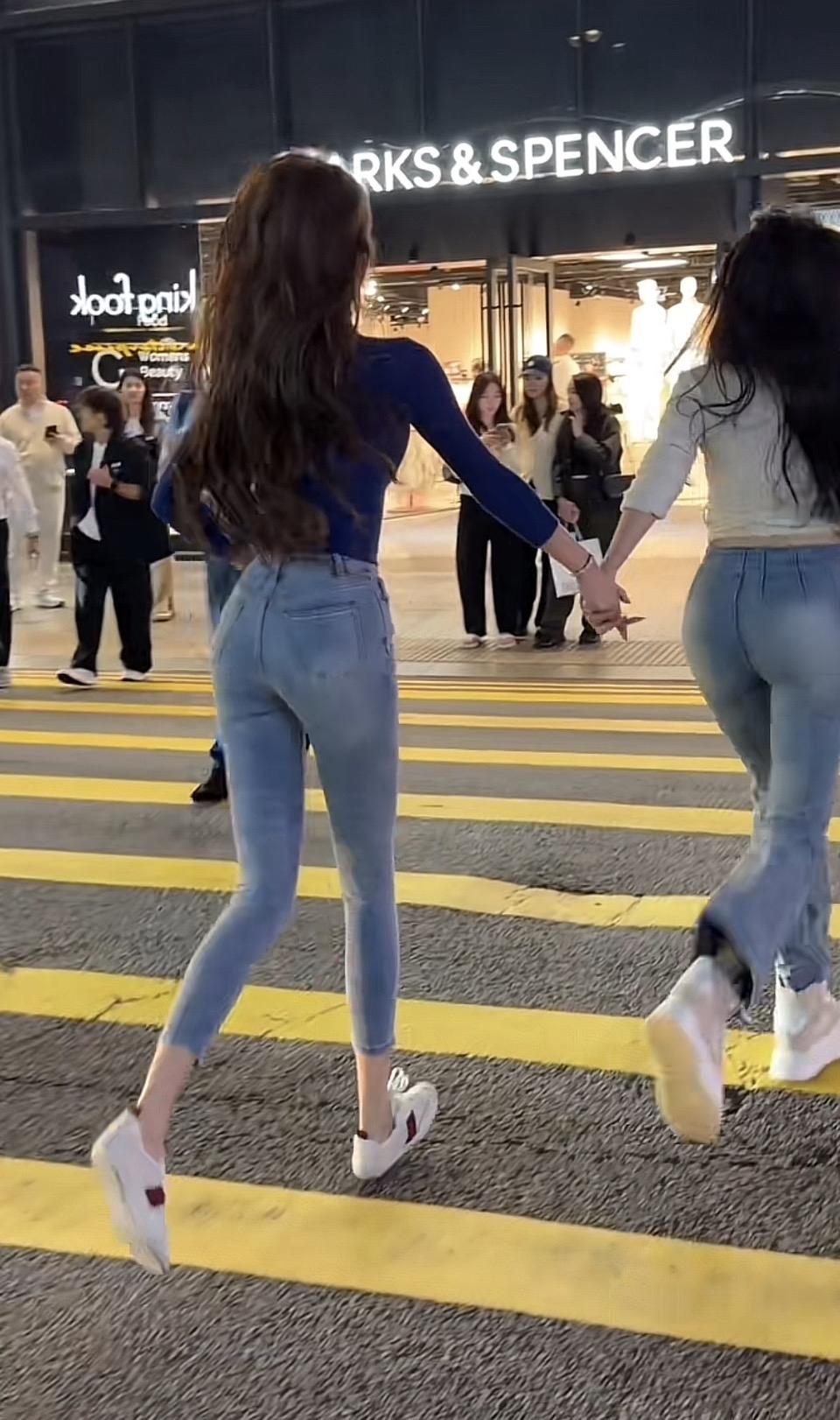 闺蜜手牵手，快乐过马路👭🏃‍♀️🏃‍♀️