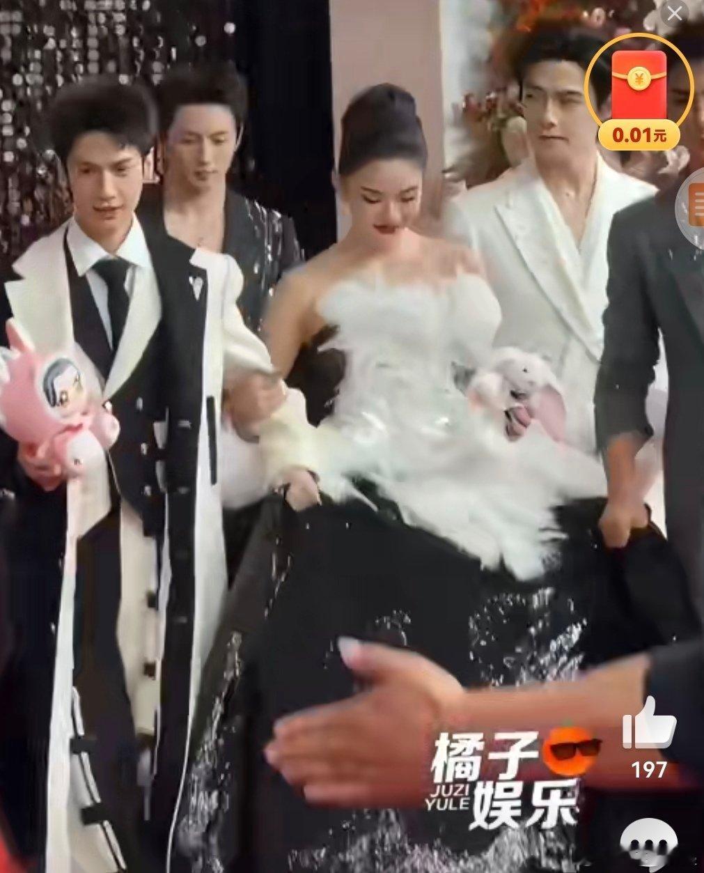 霞裙子动起来挺好看罗站女明星旁边也太瘦长脸太小只了[微风] ​​​